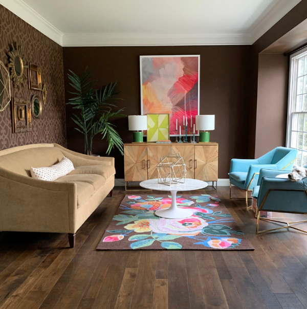 Lantai kayu dengan karpet berwarna-warni